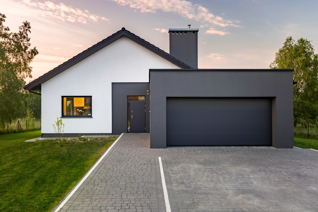 Ein modernes Einfamilienhaus mit Garage